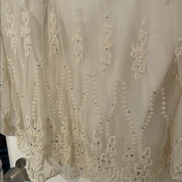 Flowy white blouse with floral details - Picture 2 of 3